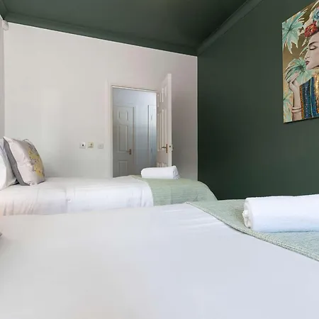 Ts1 Large With Private Parking * Middlesbrough