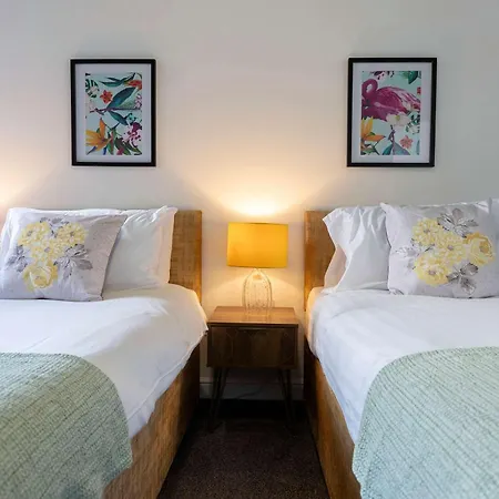 Ts1 Large With Private Parking *