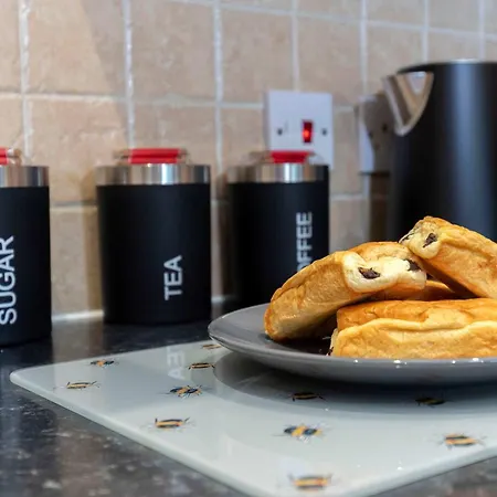 Ts1 Large With Private Parking Апартаменты *