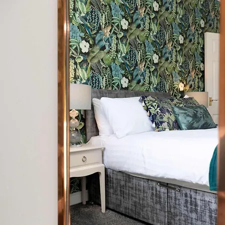 Ts1 Large With Private Parking *